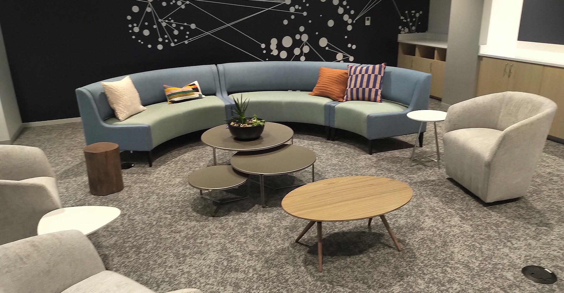 Sala de espera de escritório, com sofás e mesas de apoio